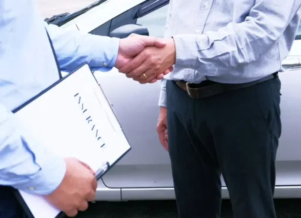 2 person shaking hands